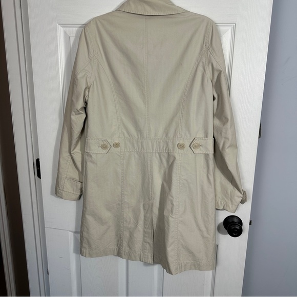 Eddie Bauer ladies trench coat, sz M, tan, button front, cotton, layer - Picture 10 of 13